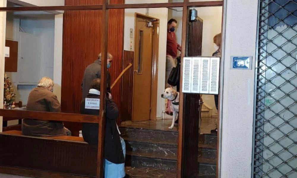 Ομηρία στο κέντρο της Αθήνας: Η στιγμή της σύλληψης του δράστη